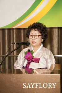 박유자 회장 - 화공회 이사장 취임식 중